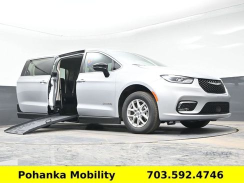 Used 2024 Chrysler Pacifica Touring-L image 11