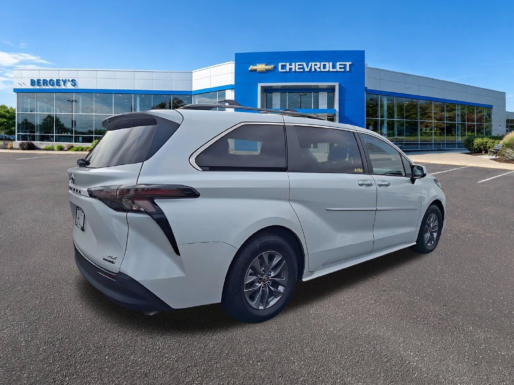 Used 2023 Toyota Sienna XLE AWD/4WD image 5