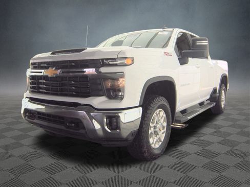 Used 2024 Chevrolet Silverado 2500 LT image 3