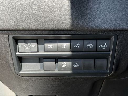Used 2025 Toyota Tundra Limited AWD/4WD image 26