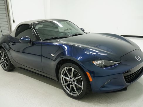 Used 2021 MAZDA MX-5 Miata Grand Touring image 3