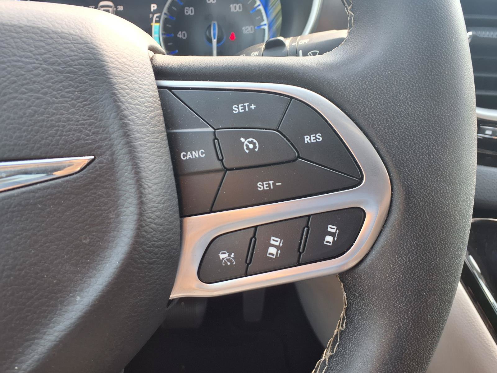 Used 2024 Chrysler Pacifica Touring-L FWD image 9
