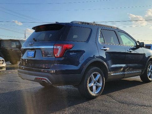 Used 2017 Ford Explorer XLT image 4