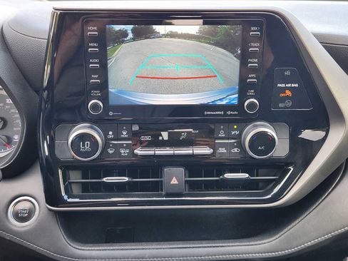 Used 2021 Toyota Highlander LE FWD image 16