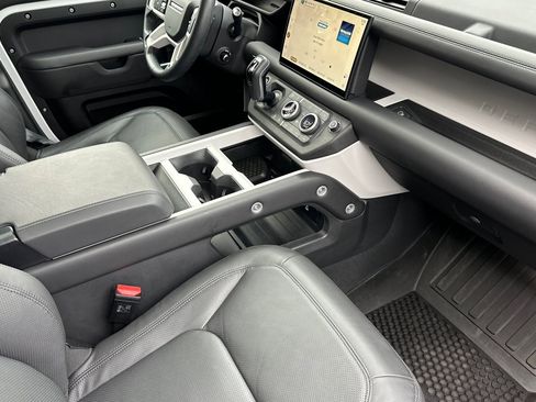 Used 2025 Land Rover Defender 110 S image 32