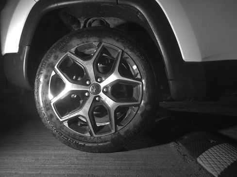 Used 2025 Jeep Compass Limited image 15