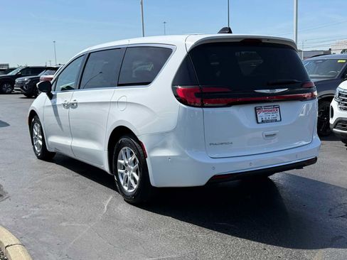 Used 2023 Chrysler Pacifica Touring-L FWD image 6