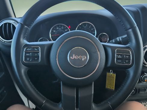 Used 2017 Jeep Wrangler Unlimited Sahara w/ Connectivity Group AWD/4WD image 17