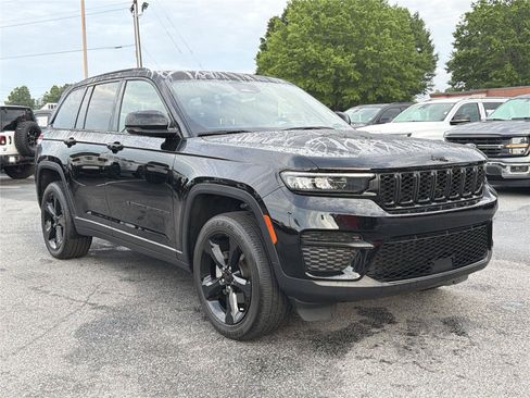 Used 2024 Jeep Grand Cherokee Laredo AWD/4WD image 4