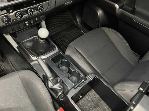 Used 2018 Toyota Tacoma TRD Sport AWD/4WD image 33
