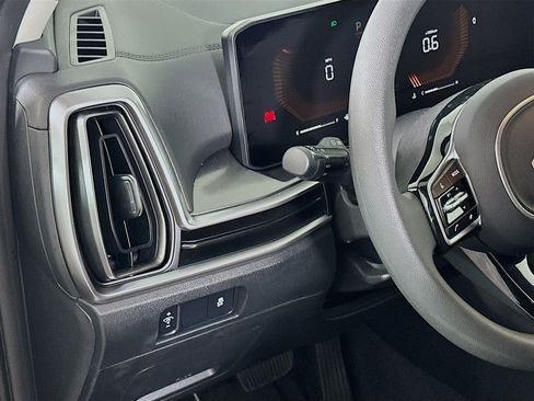 Used 2025 Kia Sorento LX image 17