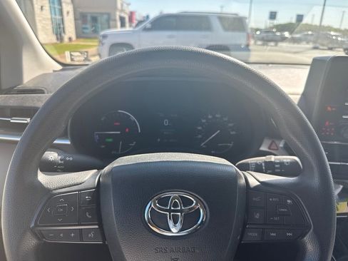 Used 2024 Toyota Sienna LE FWD image 19