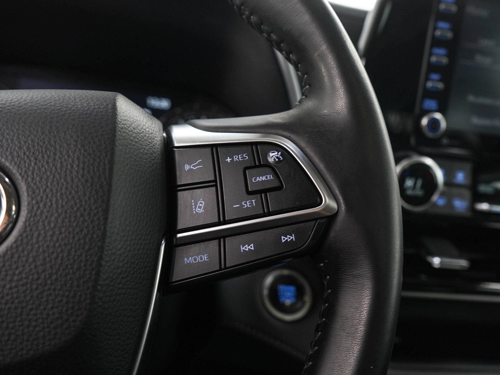 Used 2020 Toyota Highlander XLE AWD/4WD image 27