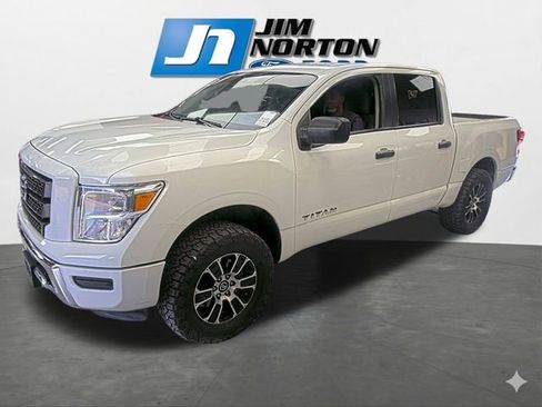 Used 2022 Nissan Titan SV image 3