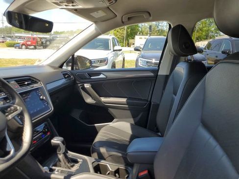 Used 2023 Volkswagen Tiguan SE image 17