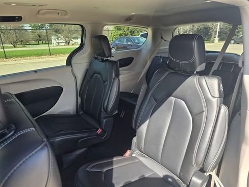 Used 2024 Chrysler Pacifica Touring-L FWD image 27