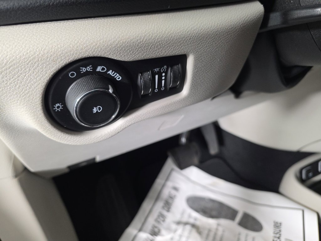 Used 2020 Chrysler Pacifica Touring w/ Cold Weather Group FWD image 13