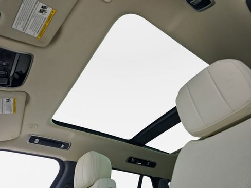 Certified 2025 Land Rover Range Rover SE image 31