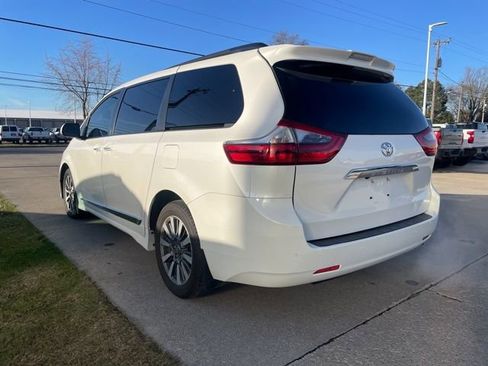 Used 2020 Toyota Sienna XLE image 2