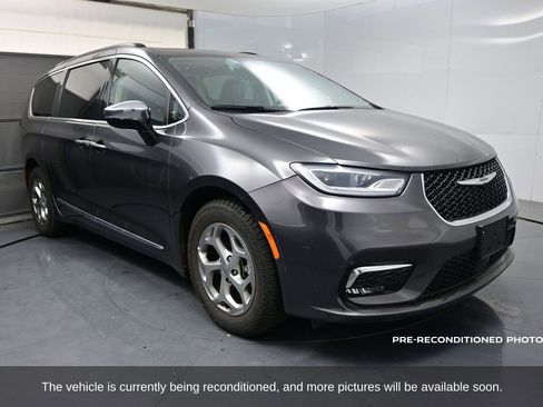 Used 2023 Chrysler Pacifica Limited image 3