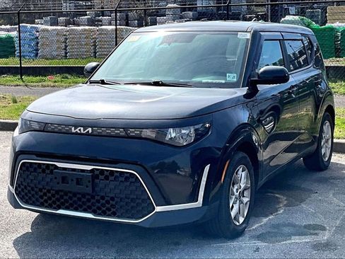 Used 2023 Kia Soul LX w/ LX Technology Package image 3