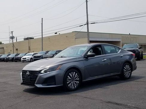 Used 2024 Nissan Altima 2.5 SV FWD image 3