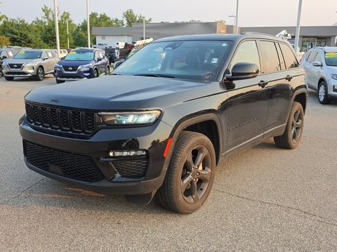 Used 2023 Jeep Grand Cherokee Limited w/ Black Appearance Package AWD/4WD image 3