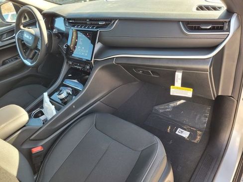 New 2025 Jeep Grand Cherokee Laredo image 15