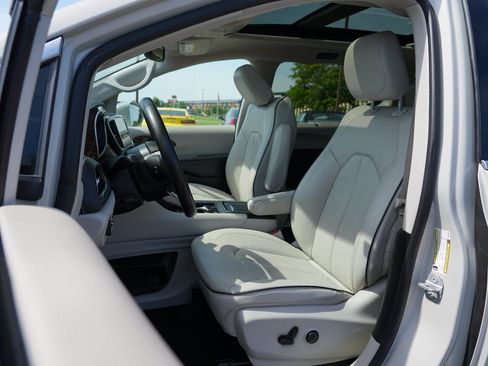 Used 2021 Chrysler Pacifica Limited AWD/4WD image 12