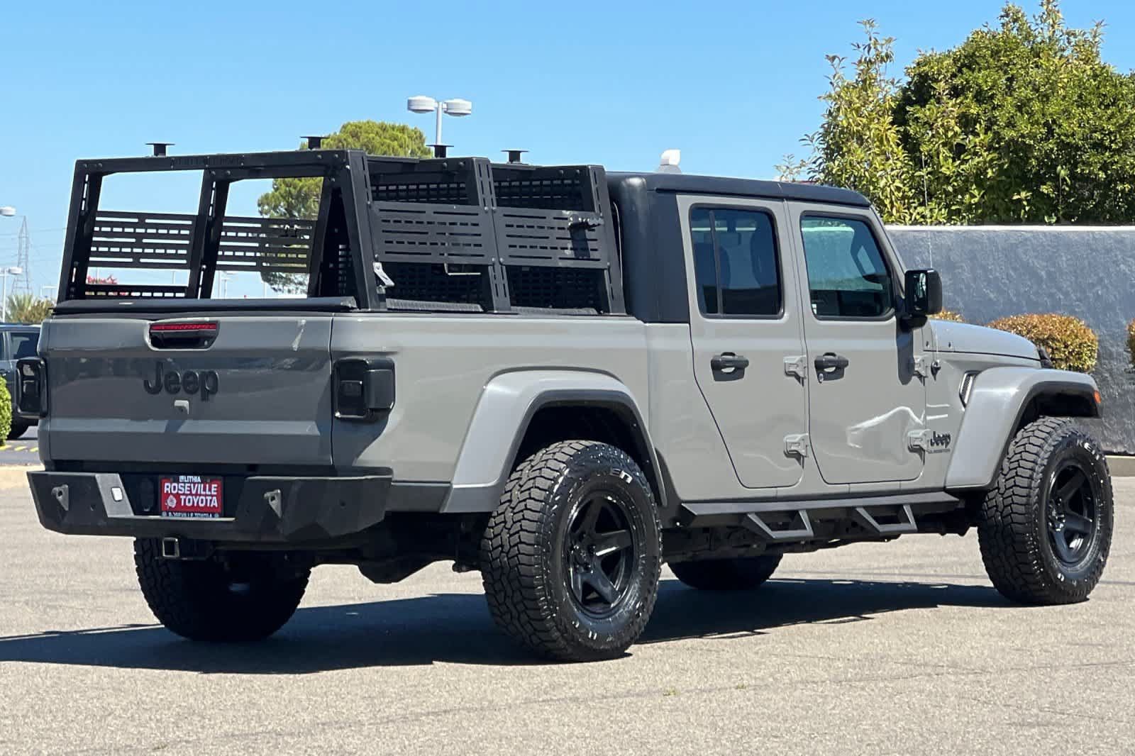 Used 2022 Jeep Gladiator Sport AWD/4WD image 2