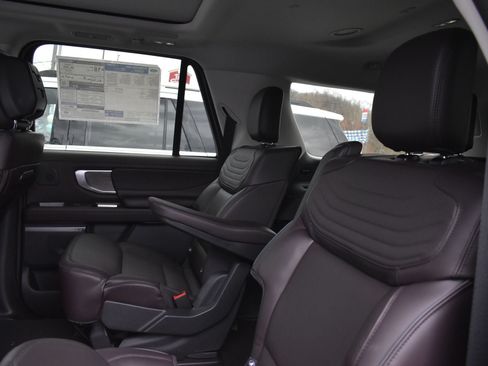New 2026 Ford Expedition Max Platinum w/ Platinum Ultimate Package AWD/4WD image 16