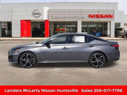 Used 2025 Nissan Altima 2.5 SR w/ SR Premium Package image 8