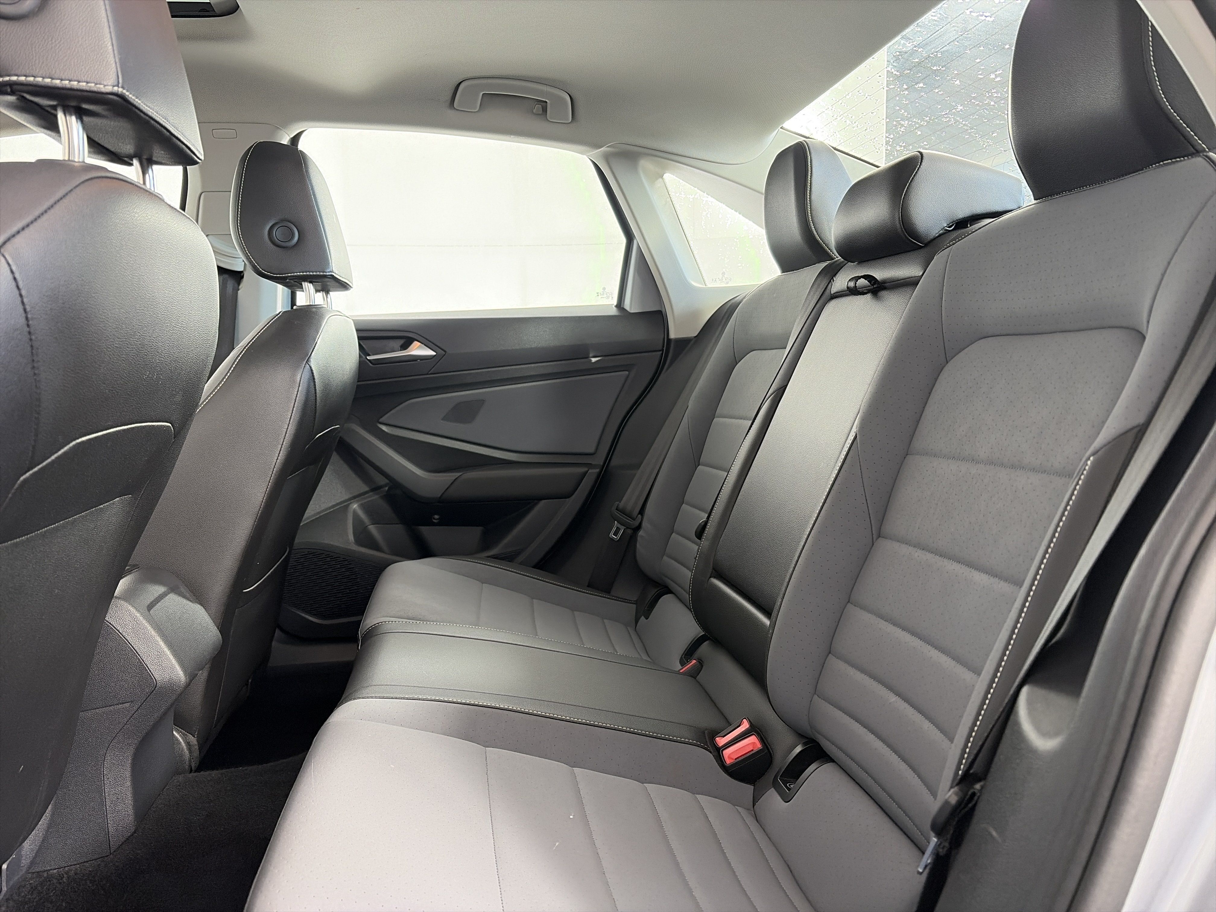 Used 2025 Volkswagen Jetta SE FWD image 7