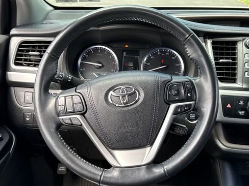 Used 2017 Toyota Highlander XLE AWD/4WD image 21