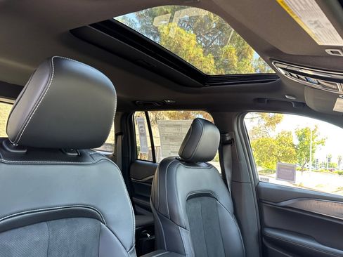 New 2025 Jeep Grand Cherokee Laredo image 16