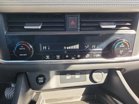 Used 2024 Nissan Rogue SV image 16