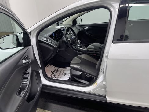 Used 2014 Ford Focus SE w/ SE Sport Package image 9