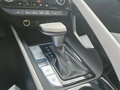 Used 2024 Hyundai Elantra Limited image 18