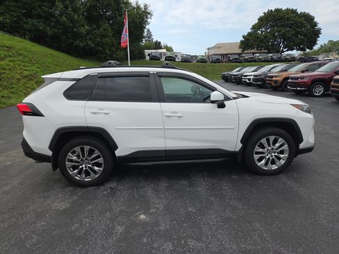 Used 2019 Toyota RAV4 LE AWD/4WD image 2