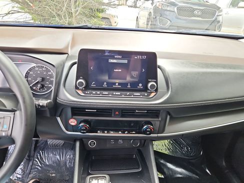 Used 2023 Nissan Rogue SV image 16