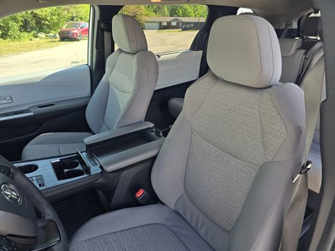 Used 2025 Toyota Sienna LE FWD image 13