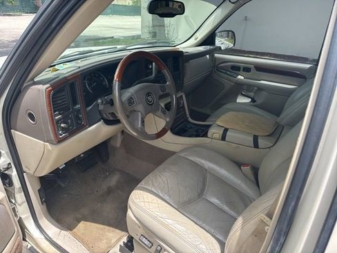 Used 2004 Cadillac Escalade AWD image 2