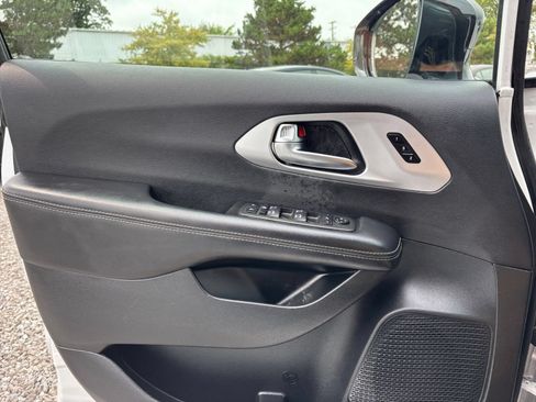 Used 2025 Chrysler Pacifica Limited FWD image 18