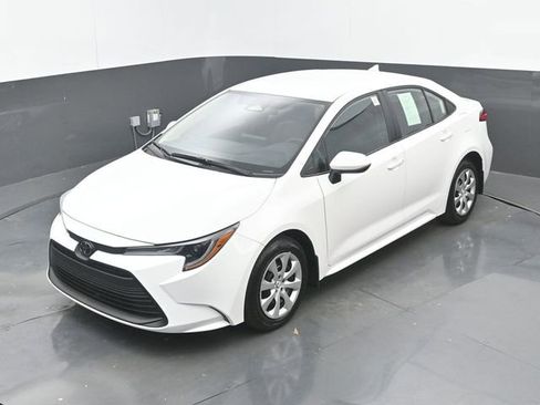 Used 2025 Toyota Corolla LE image 30