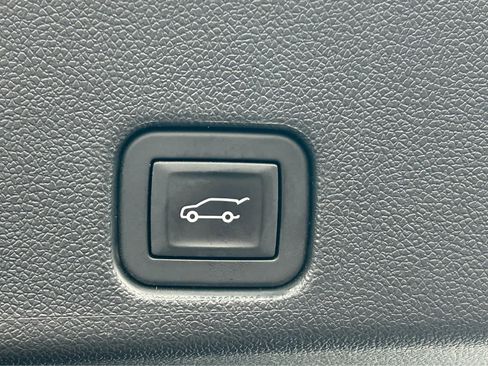 Used 2025 Chevrolet Traverse LT image 9