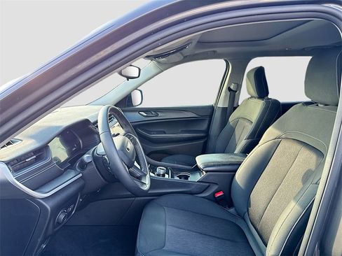 Used 2024 Jeep Grand Cherokee L Laredo image 10