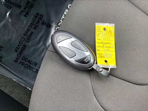 Used 2025 Hyundai Elantra SEL image 10