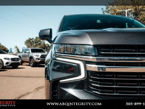 Used 2024 Chevrolet Suburban LT RWD image 9