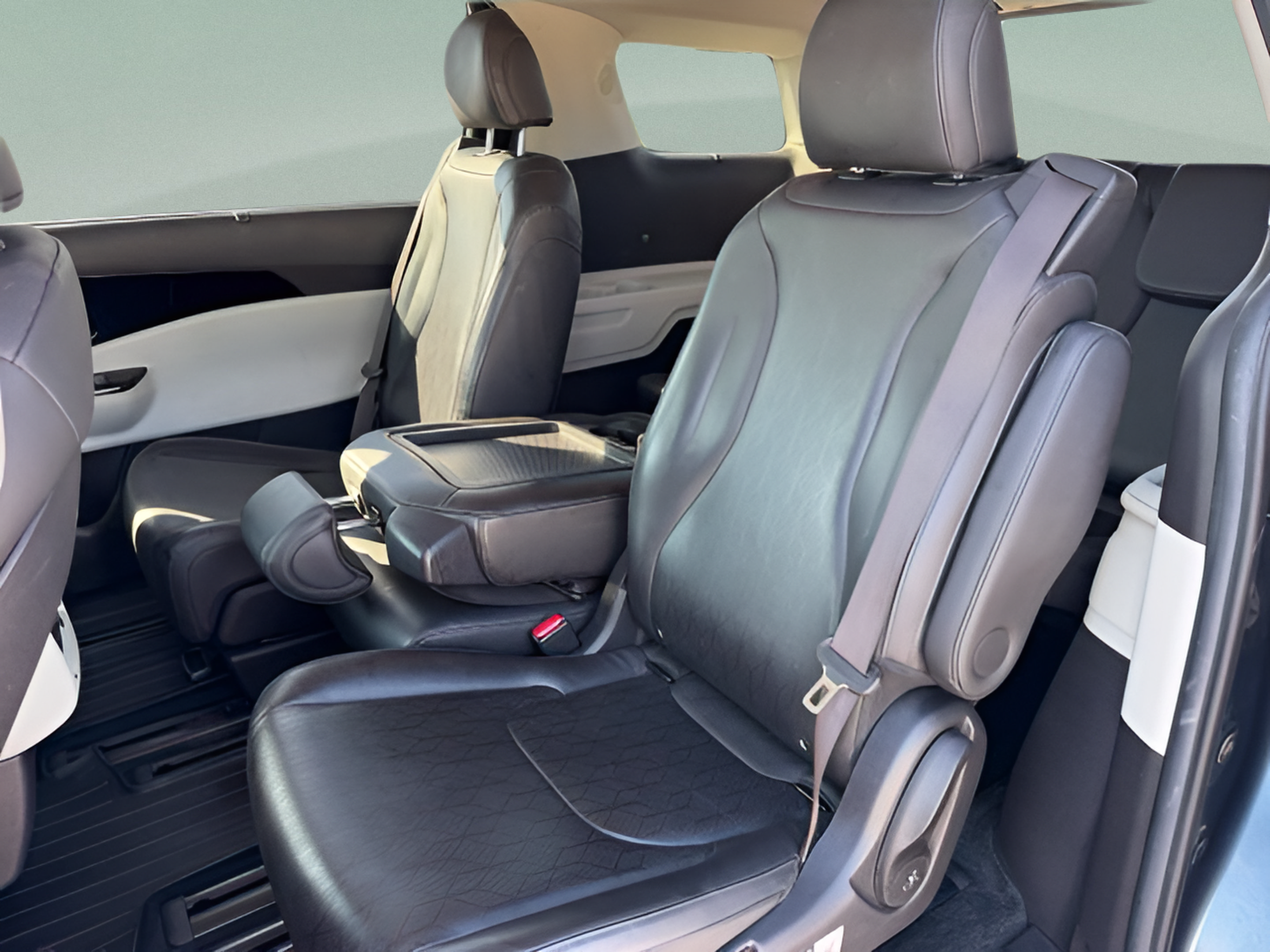 Used 2022 Kia Carnival EX FWD image 24