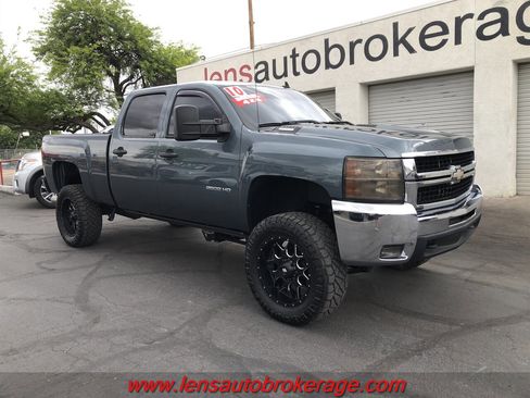 Used 2010 Chevrolet Silverado 2500 LT w/ Interior Plus Package AWD/4WD image 4